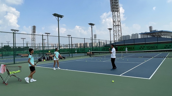 崭露头角的 崭露头角的