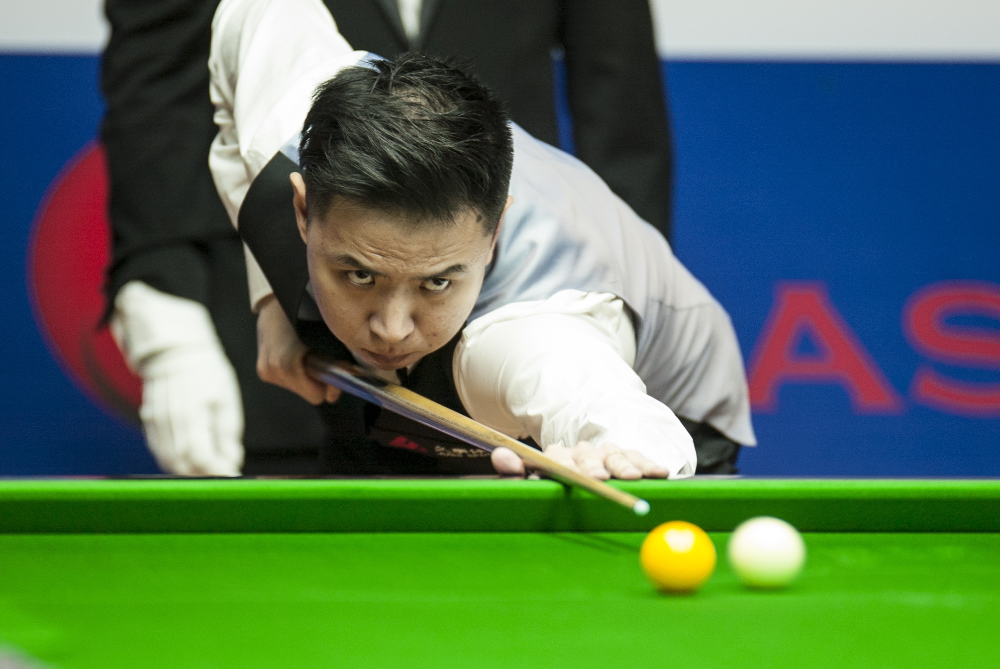 现出过人的 现出过人的